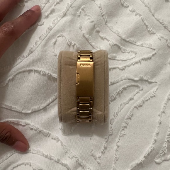 Rose gold fossil watch. - Picture 6 of 8